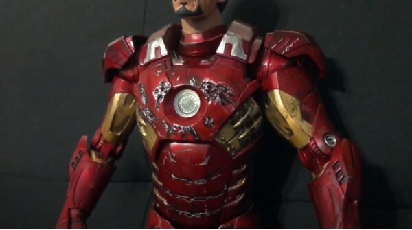 Iron Man Battle Damaged Neca 45CM iluminado - Imagen 5