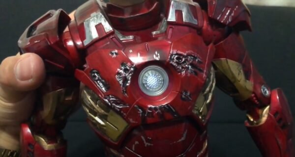 Iron Man Battle Damaged Neca 45CM iluminado - Imagen 6