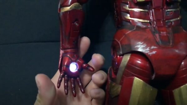 Iron Man Battle Damaged Neca 45CM iluminado - Imagen 7