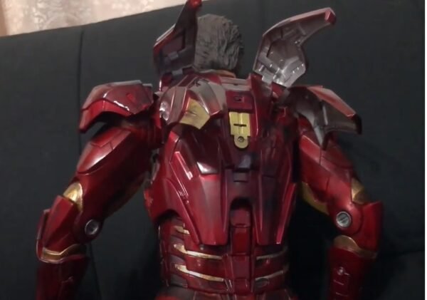 Iron Man Battle Damaged Neca 45CM iluminado - Imagen 8