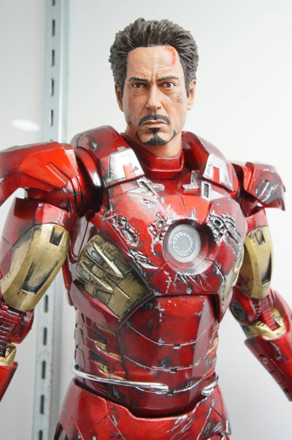 Iron Man Battle Damaged Neca 45CM iluminado - Imagen 2